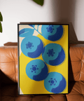 Poster botanico Blueberry Wall Art in blu e giallo per la sala da pranzo