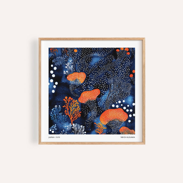 Poster artistico floreale astratto su sfondo blu navy con elementi botanici