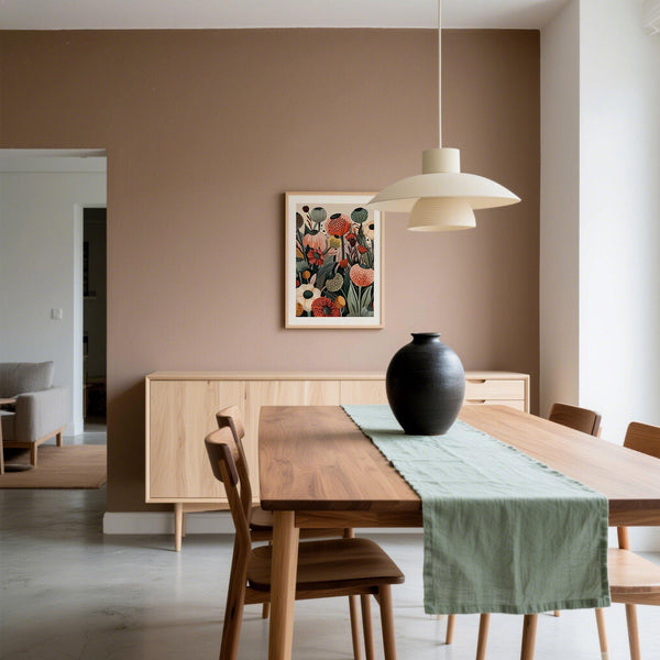 Yayoi Kusama ha ispirato questa decorazione murale con stampa floreale e forme botaniche audaci.