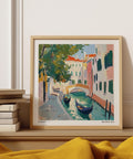 Quadro decorativo Venezia raffigurante gondole che navigano lungo un tranquillo canale italiano in delicate tonalità pittoriche.