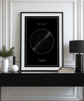 Poster minimalista in bianco e nero con mappa stellare personalizzata per sala da pranzo