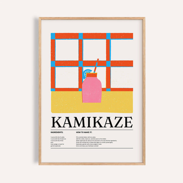 Bicchiere decorativo con motivi rossi e blu brillanti e bevanda classica

