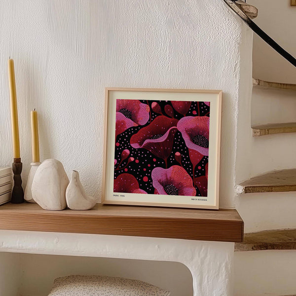 Forme floreali grafiche e puntini raffigurati in un poster artistico astratto rosa