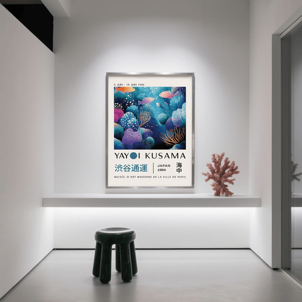 Scena oceanica in stile pop art inclusa nelle stampe artistiche di pesci di Yayoi Kusama
