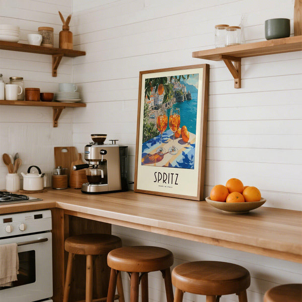 Stampa costiera con Aperol Spritz e la città di Amalfi sullo sfondo