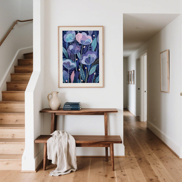 Poster giapponese con fiori viola raffigurante motivi floreali stilizzati e steli punteggiati.