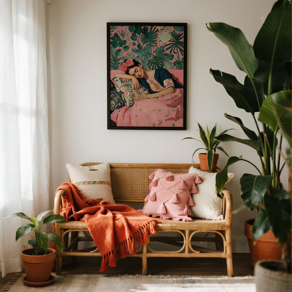 Frida riposa nelle stampe artistiche di Frida Kahlo, incorniciate da flora tropicale e motivi tessili vintage.