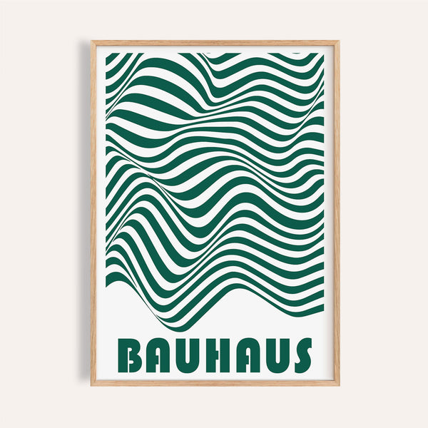 Decorazione murale verde e bianca con forme geometriche audaci per un arredamento moderno