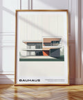 Poster di architettura Bauhaus raffigurante una moderna casa in vetro con pareti rosse.