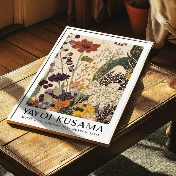 Poster Yayoi Kusama con petali e rametti punteggiati nei toni della terra