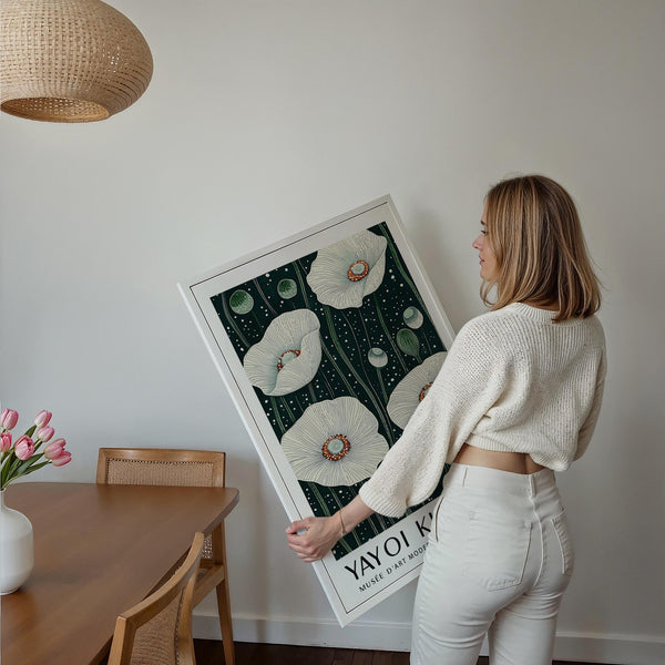 Poppy Wall Art su sfondo scuro con delicati elementi botanici.