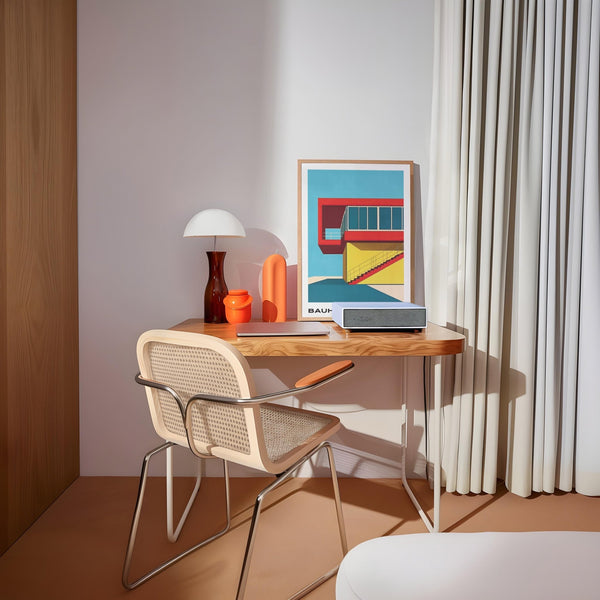 Architettura luminosa e pulita raffigurata in una stampa artistica moderna incorniciata in stile metà secolo.