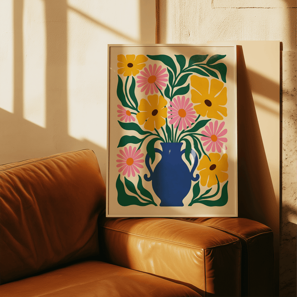 Stampa artistica con vivace vaso di fiori per corridoio, che combina fogliame blu, giallo e verde e petali rosa poster
