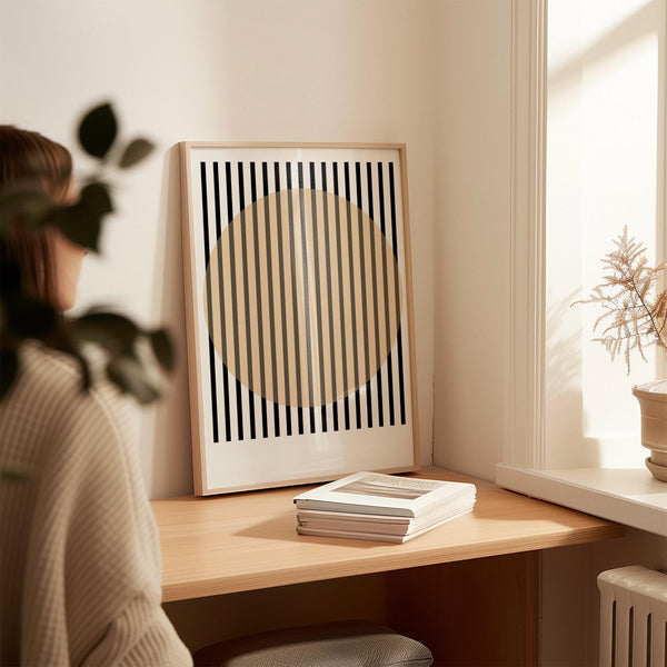 Parete moderna dell'ufficio con poster astratti a strisce