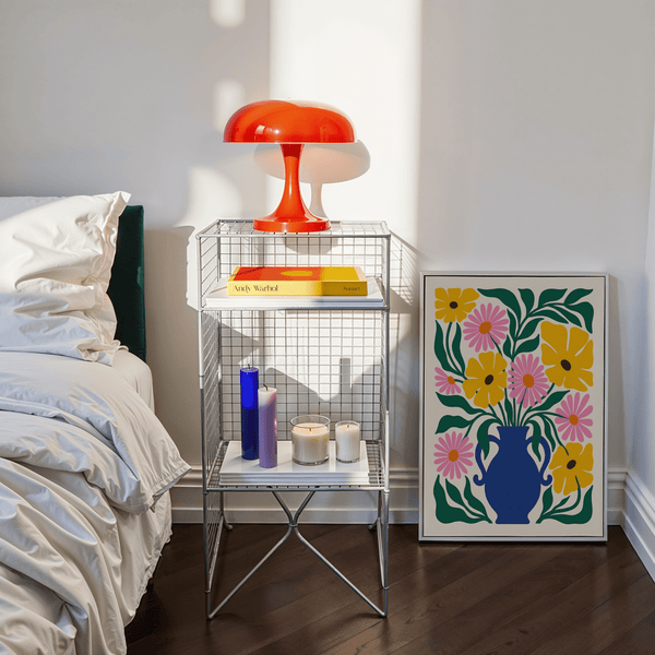 Stampa artistica con vaso di fiori nei toni del blu, verde, rosa e giallo, perfetta per decorare le pareti della cameretta dei bambini.