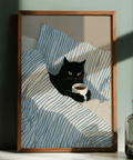 Poster Cat In Bed con un suggestivo gatto nero e lenzuola blu e bianche per decorare il corridoio
