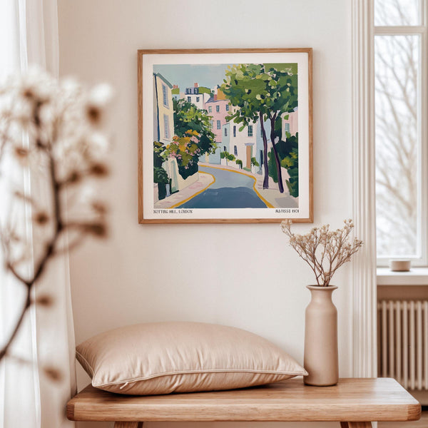 Strada fiancheggiata da villette a schiera con alberi da giardino raffigurata nel poster di Notting Hill.