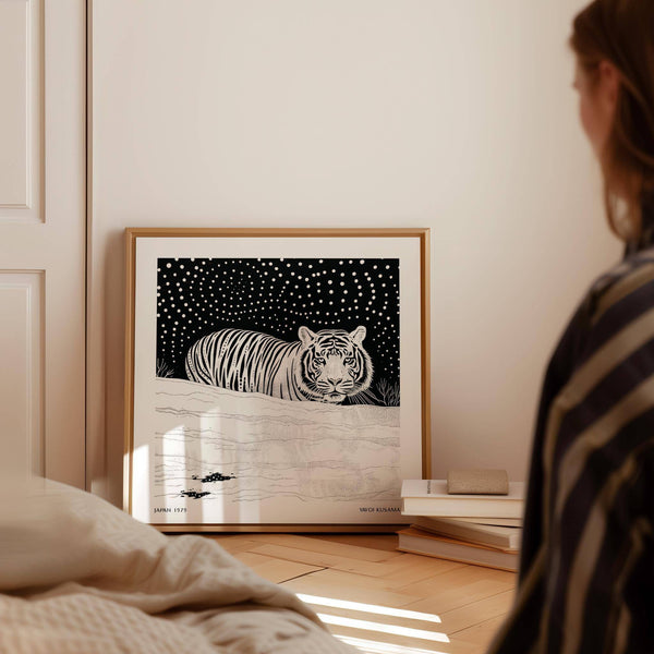 Poster artistico con finitura opaca premium raffigurante una tigre bianca in un paesaggio innevato