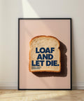 Una fetta di pane bianco con la scritta in grassetto "Loaf and Let Die" (Lascia morire) come stravagante decorazione da cucina.
