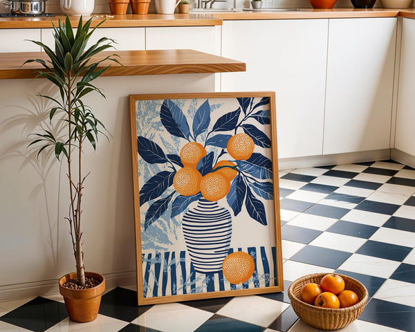 Quadro arancione e blu con frutta e fogliame su sfondo con pennellate materiche.