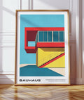 Stampa artistica moderna di metà secolo raffigurante una scala Bauhaus in rosso e giallo.