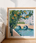 Wall Art di Parigi con edifici dai colori pastello e alberi frondosi vicino al fiume.
