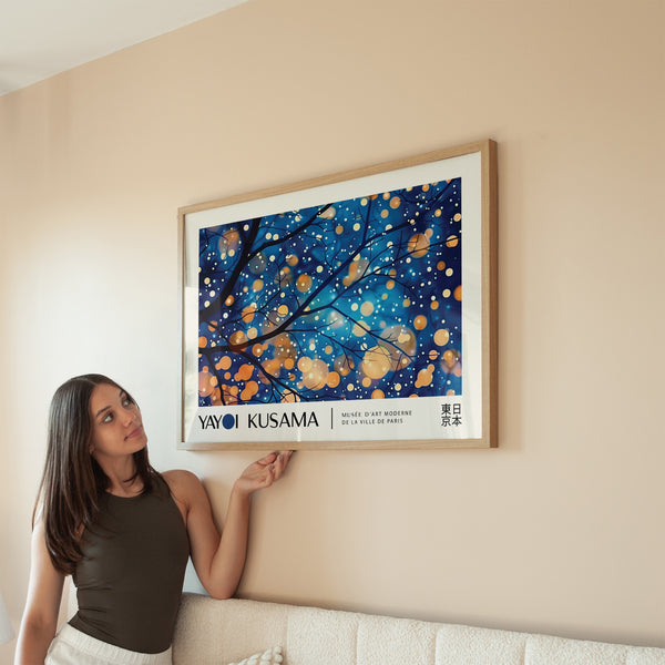 Stampa murale Blue Kusama Art con un suggestivo gioco di luci e ombre