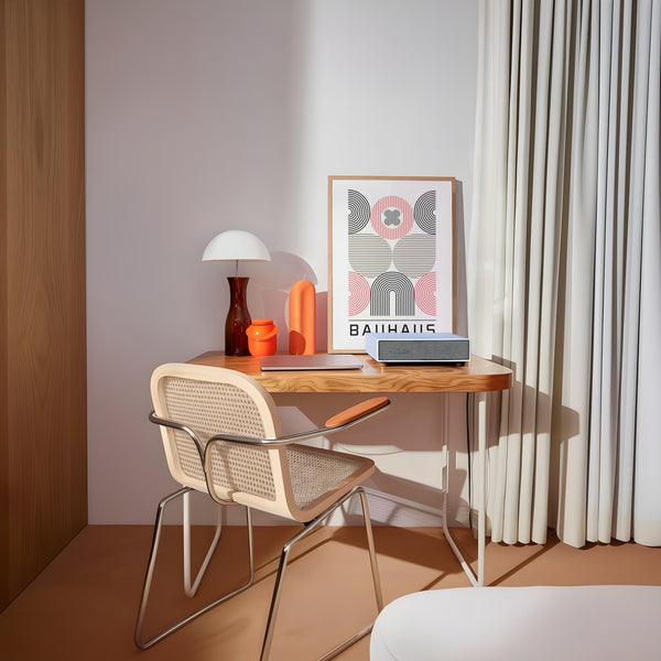 Soggiorno con decorazioni astratte in stile Bauhaus per un ufficio domestico