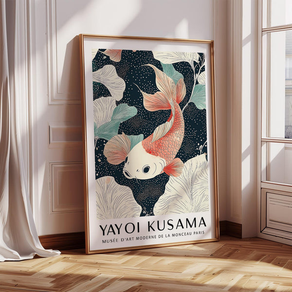 Quadro decorativo con carpa koi con squame color corallo e sfondo botanico.