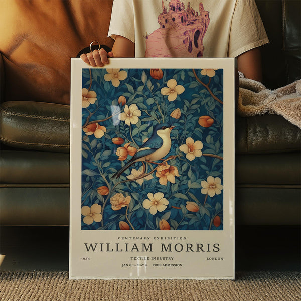 Opera d'arte di William Morris con intricati motivi a foglie e un uccellino azzurro al centro su un ramo.