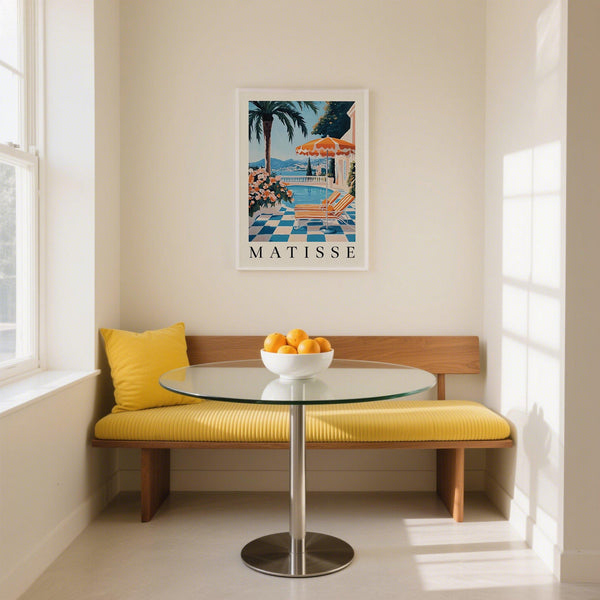 Decorazione murale della Costiera Amalfitana raffigurante fiori in fiore e una piscina illuminata dal sole con vista sul mare.