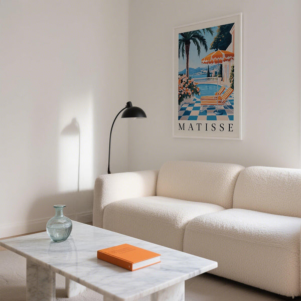 L'atmosfera retrò dell'estate è catturata in questa decorazione da parete della Costiera Amalfitana con pavimenti geometrici audaci.