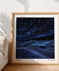 Quadro blu navy con dune ondulate surreali e cielo notturno