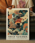 Stampa decorativa da parete con motivo a pesci ispirata allo stile puntinato di Yayoi Kusama