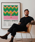 Decorazione da parete in stile retrò raffigurante un Aperol Spritz su uno sfondo geometrico dai colori vivaci.