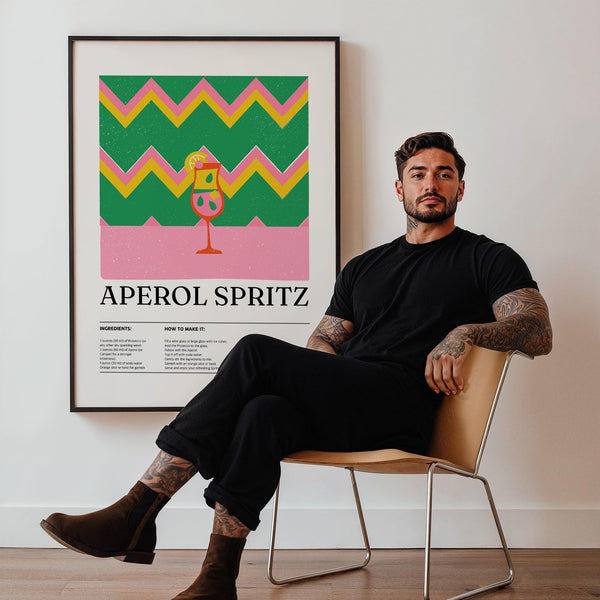 Decorazione da parete in stile retrò raffigurante un Aperol Spritz su uno sfondo geometrico dai colori vivaci.