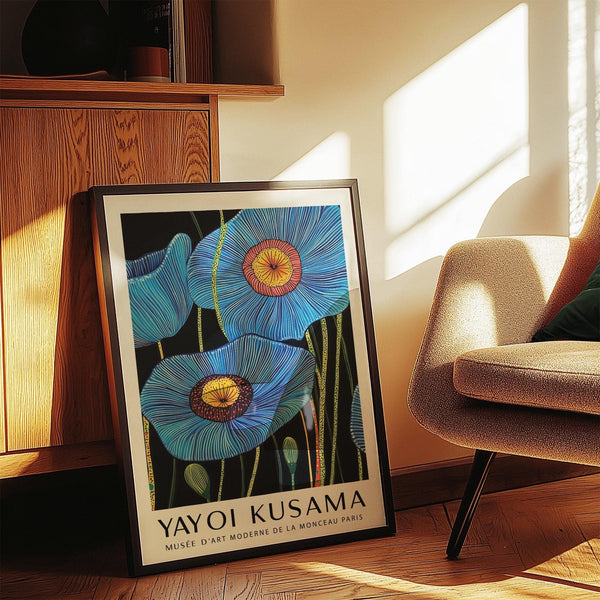 Quadro astratto con grandi fiori, petali color indaco e sfondo nero
