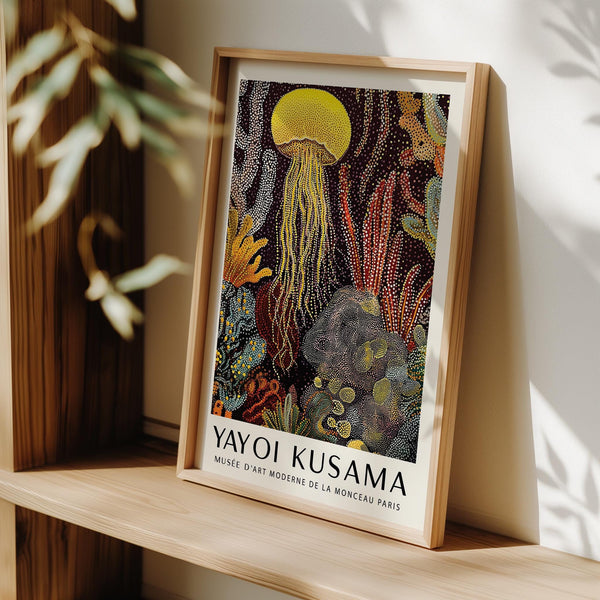 Poster grafico raffigurante una medusa con tentacoli che fluttuano in un mare scuro.