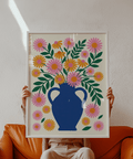 Stampa artistica su vaso con foglie verdi e fiori arancioni per poster da corridoio