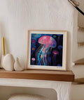 Quadro etereo con meduse che presentano dettagliati puntini per un arredamento moderno