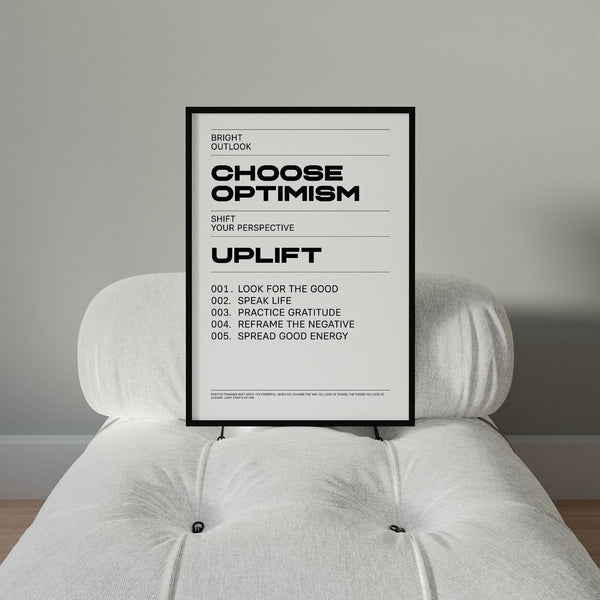 Opera d'arte da parete motivazionale con la parola "Uplift" (sollevare) e cinque pratiche per una mentalità positiva.