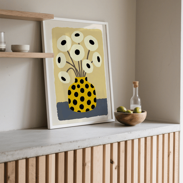 Poster contemporaneo con vaso giallo per spazi di lavoro creativi con giallo, nero, beige, blu