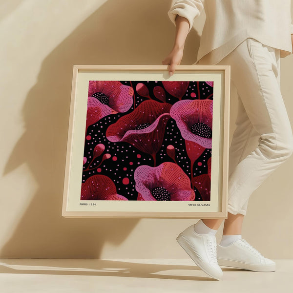 Camera da letto arredata con una moderna stampa floreale astratta rosa