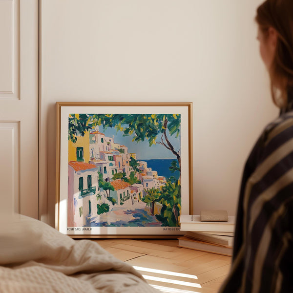 Positano Art mostra la brillante architettura immersa nel verde costiero.