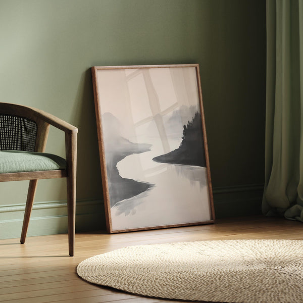 Dipinto minimalista giapponese a inchiostro con montagne e acqua in scala di grigi.