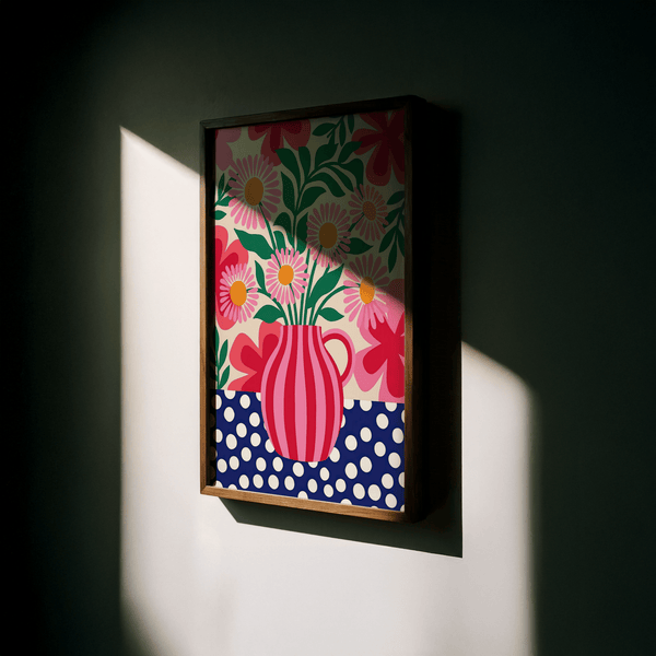 Stampa artistica giocosa e colorata con fiori bianchi e beige, perfetta come poster per l'ufficio