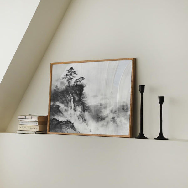 Arte asiatica con montagne e alberi stratificati in tonalità monocromatiche di inchiostro.