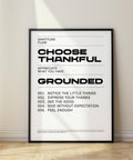 Quadro decorativo con la scritta "Gratitude" in grassetto nero su sfondo bianco, ideale per interni moderni.