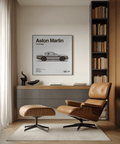 Poster classico Aston Martin in grigio, presente nella decorazione murale dell'home theater
