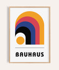Poster artistici Bauhaus con audaci archi geometrici